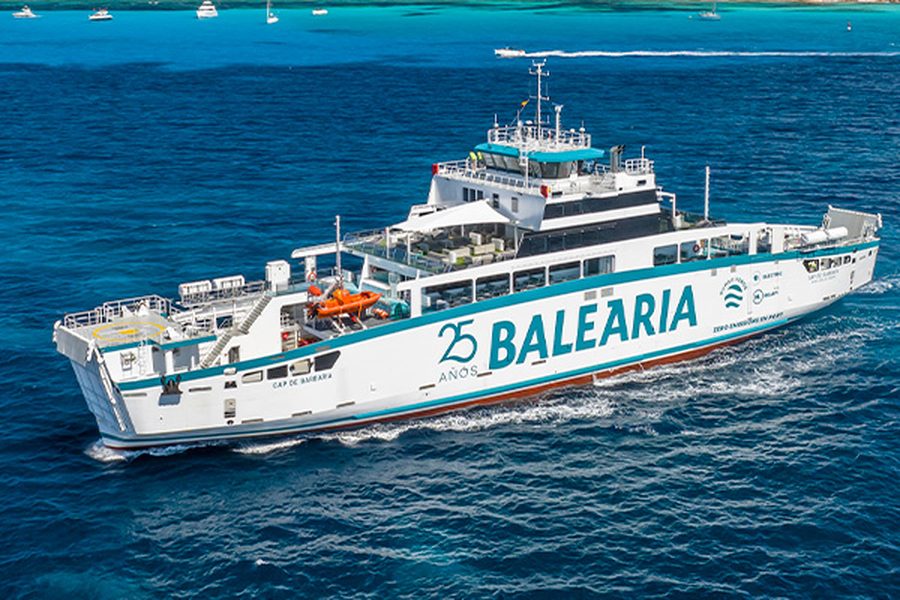 El ferry eléctrico Cap de Barbaria de Baleària navegando hacia Formentera