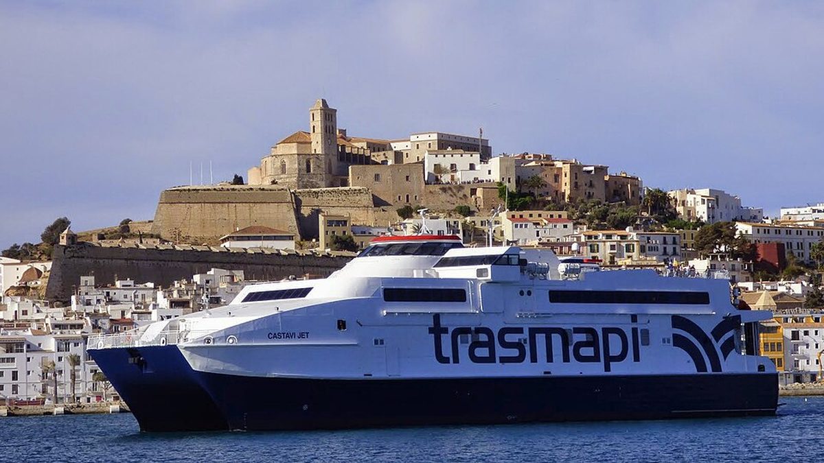 El ferry Castaví Jet de Trasmapi entrando en el puerto de Ibiza, con Dalt Vila al fondo