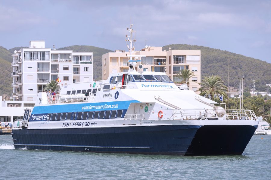 El fast ferry Eivissa Jet de Formentera Lines navegando hacia el puerto de Ibiza