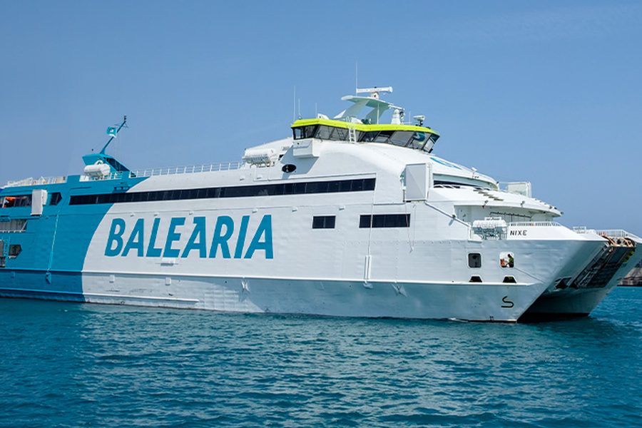 El fast ferry Nixe de Baleària navegando