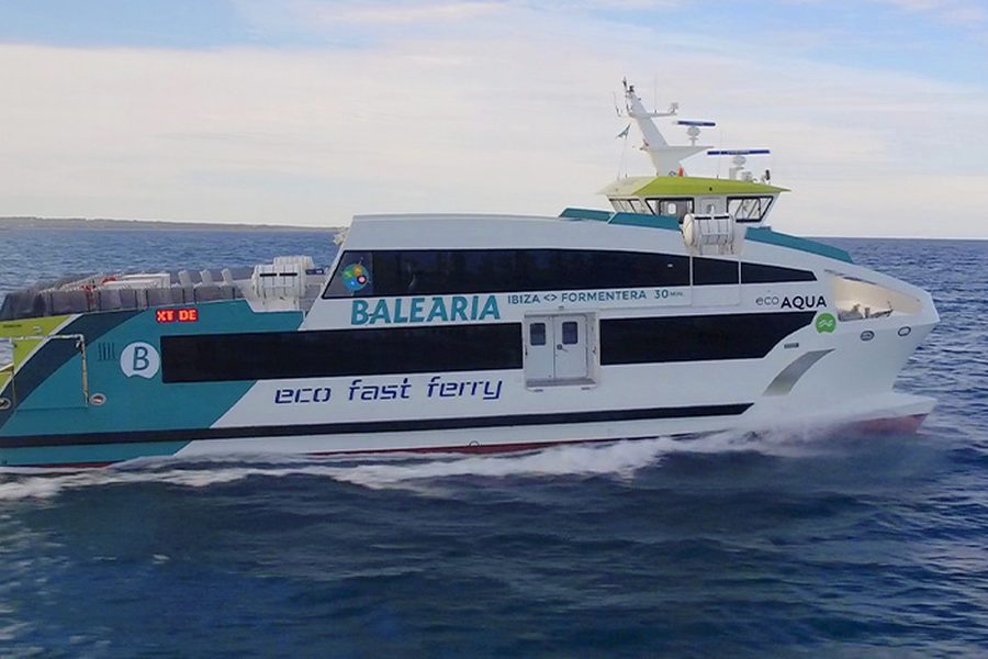 Un fast ferry de la serie Eco de Baleària navegando